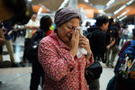 Родственница одного из пассажиров, погибшего в крушении самолета Boeing 777 «Малайзийских авиалиний», в аэропорту города Куала-Лумпур
