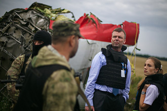 Наблюдатели ОБСЕ на месте падения пассажирского самолета «Малайзийских авиалиний» Boeing 777