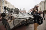 Жители города у БТР-80, доставленного из зоны военных действий бойцами батальона «Азов»