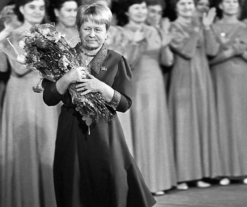 Праздник народного творчества «Люблю тебя, мой край родной». Гостья праздника композитор Александра Пахмутова. 1988 год