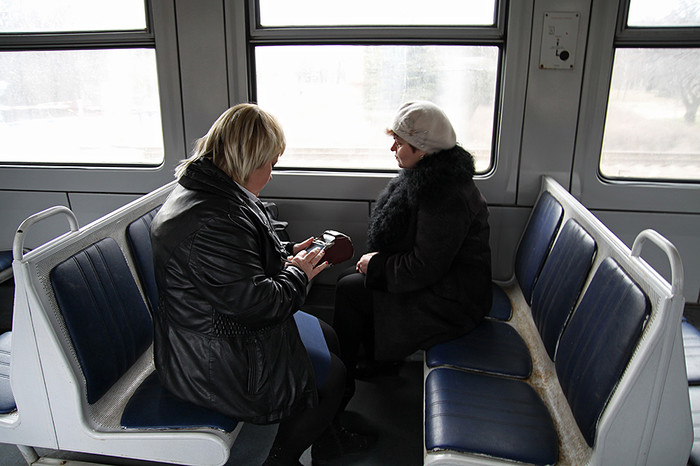 Кондуктор проверяет билеты у&nbsp;пассажира первого электропоезда, следующего в&nbsp;город Луганск со станции Ясиноватая в&nbsp;Донецкой народной республике