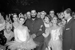 Председатель госсовета Кубы Фидель Кастро и Майя Плисецкая с труппой Большого театра, 1963 год