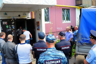 Сотрудники правоохранительных органов у подъезда жилого дома в Нижнем Новгороде, где обнаружены убитые дети