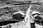 Жилища, построенные из обломков зданий в Нагасаки, 14 сентября 1945 года