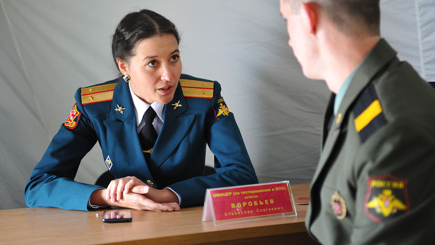 В мобильном вербовочном пункте, где жители Петербурга могут подписать контракт на военную службу с Министерством обороны
