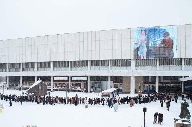 Очередь на выставку работ Валентина Серова