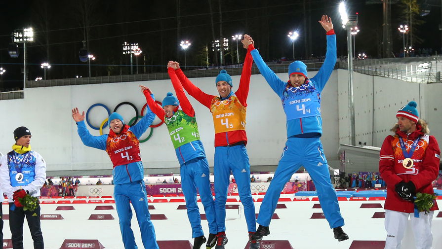 Сборная России по биатлону на церемонии награждения после самой драматичной победы Игр в Сочи — мужской эстафеты