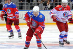 Владимир Путин (в центре) на гала-матче турнира Ночной хоккейной лиги между командами «Звезды НХЛ» и «Сборная НХЛ» в ледовом дворце «Большой» в Сочи
