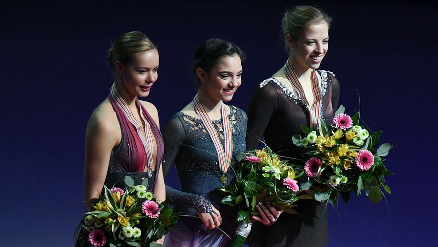 Анна Погорилая (Россия) – серебряная медаль, Евгения Медведева (Россия) – золотая медаль, Каролина Костнер (Италия) – бронзовая медаль.