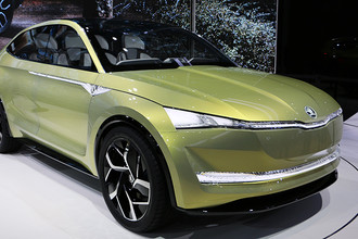 Концептуальный автомобиль Skoda Vision E может разгоняться до 180 км/ч, а мощная тяговая литий-ионная батарея и оптимальная рекуперация энергии обеспечивают ему запас хода до 500 километров. Привод на передние или задние колеса включается в зависимости от множества параметров, обеспечивая максимальную стабильность, динамику и безопасность движения. С этим концептом марка дает представление о принципах автономного вождения в ближайшем будущем