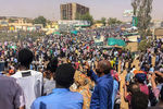 Участники акции протеста около штаб-квартиры армии Судана в Хартуме, 9 апреля 2019 года