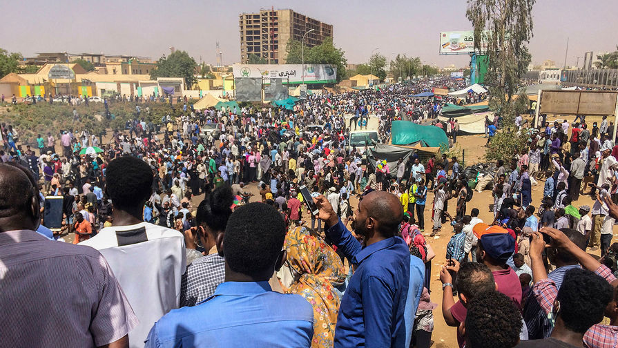 Участники акции протеста около штаб-квартиры армии Судана в Хартуме, 9 апреля 2019 года