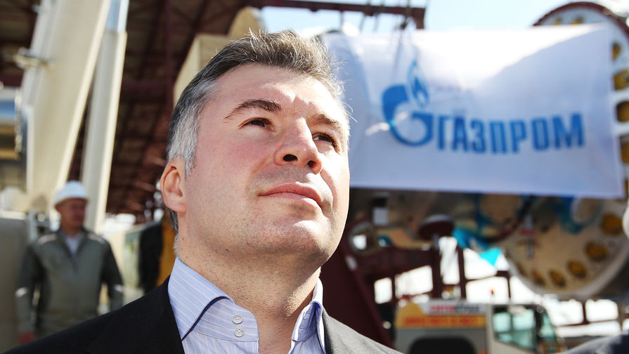 Член правления ОАО «Газпром» Кирилл Селезнев во время установки на фундамент первой газовой турбины Адлерской ТЭС, 2010 год