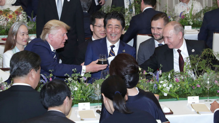 Президент США Дональд Трамп, премьер-министр Японии Синдзо Абэ и президент России Владимир Путин на ужине на саммите G20 в Осаке, 28 июня 2019 года