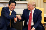 Премьер-министр Японии Синдзо Абэ во время встречи с президентом США Дональдом Трампом в Белом доме, 2017 год

