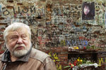 Сергей Соловьев у «стены Цоя» на Старом Арбате в годовщину гибели Виктора Цоя, 2004 год