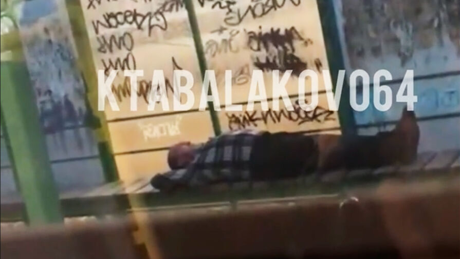 Житель Балаково рассказал, что у водителя автобуса, который вышел на улицу и лег на остановке, накипело