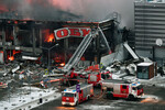 Пожарные машины у магазина OBI в торговом центре «МЕГА Химки», где начался пожар, 9 декабря 2022 год