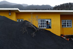 Житель Ла-Пальмы смотрит на кучу пепла от вулкана Кумбре-Вьеха у своего дома, Канарские острова, Испания, 20 января 2022 года