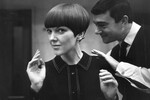 Дизайнер одежды Мэри Куант во время стрижки у парикмахера Видала Сассуна, 10 ноября 1964 год