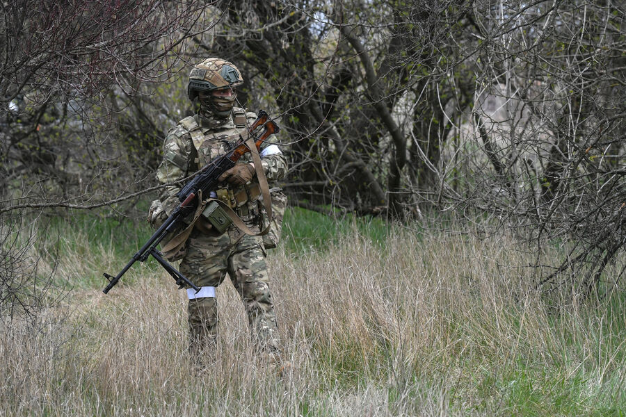 Военнослужащий подразделения ВДВ во время подготовки штурмовых групп на полигоне в южном секторе СВО