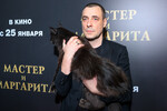 Евгений Цыганов и кот Кеша на премьере фильма «Мастер и Маргарита» в Москве, 2024 год