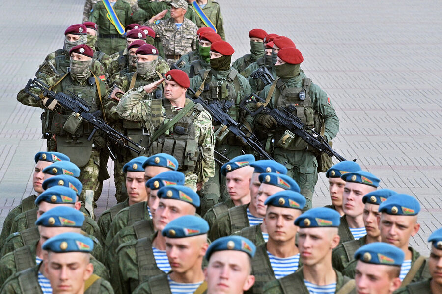 Военнослужащие на церемонии открытия оперативно-стратегического учения государств ОДКБ «Боевое братство-2023» на территории мемориального комплекса «Брестская крепость-герой»