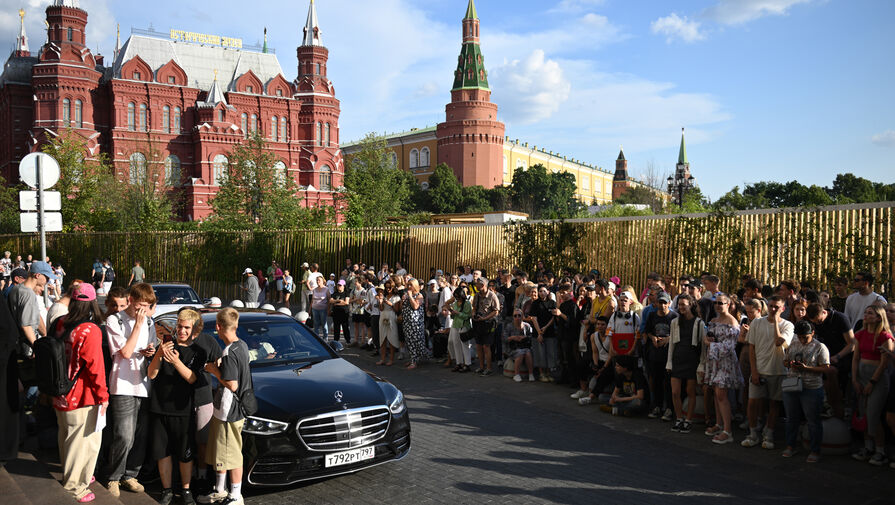 Фанаты Канье Уэста несколько часов ждут артиста у отеля Four Seasons в Москве
