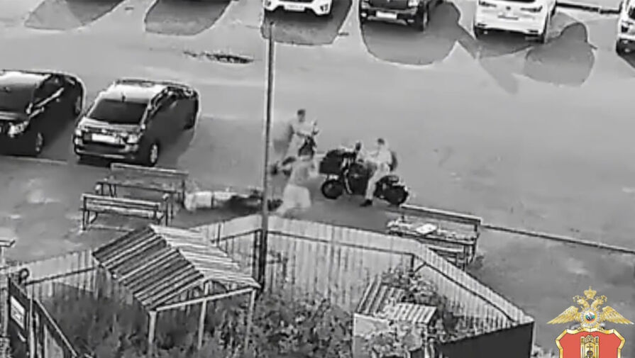 Видео: пьяный мужчина с доской разогнал байкеров в Твери