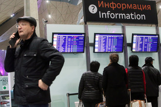 Пассажиры в аэропорту Пулково