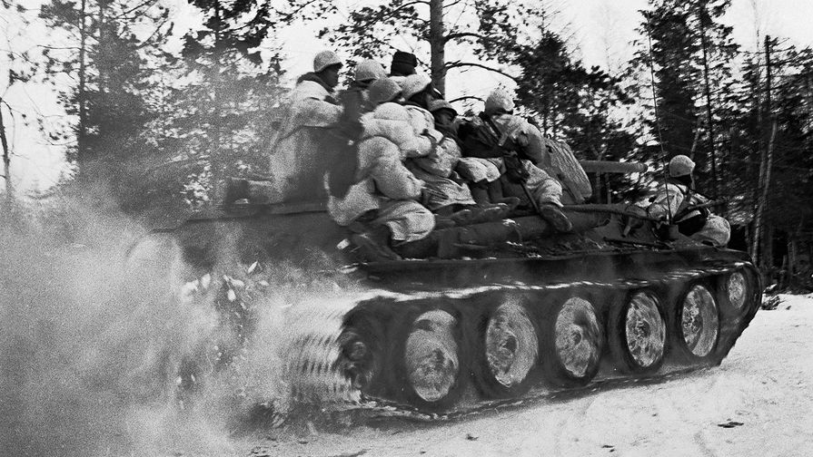 Автоматчики в&nbsp;маскхалатах на&nbsp;броне танка направляются в&nbsp;бой в&nbsp;районе Синявино, 20 января 1943 год