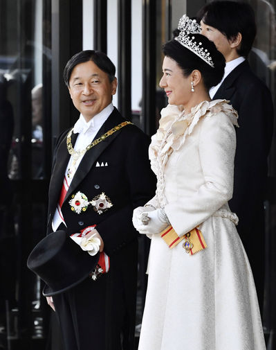 Император Японии Нарухито и его супруга, императрица Масако во время торжественного парада по случаю вступления на престол, Токио, 10 ноября 2019 года