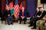 Президент США Дональд Трамп во время встречи с президентом Афганистана Ашрафом Гани на авиабазе Баграм, 28 ноября 2019 года