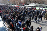 Сторонники премьер-министра Армении Никола Пашиняна во время шествия в центре Еревана, 25 февраля 2021 года