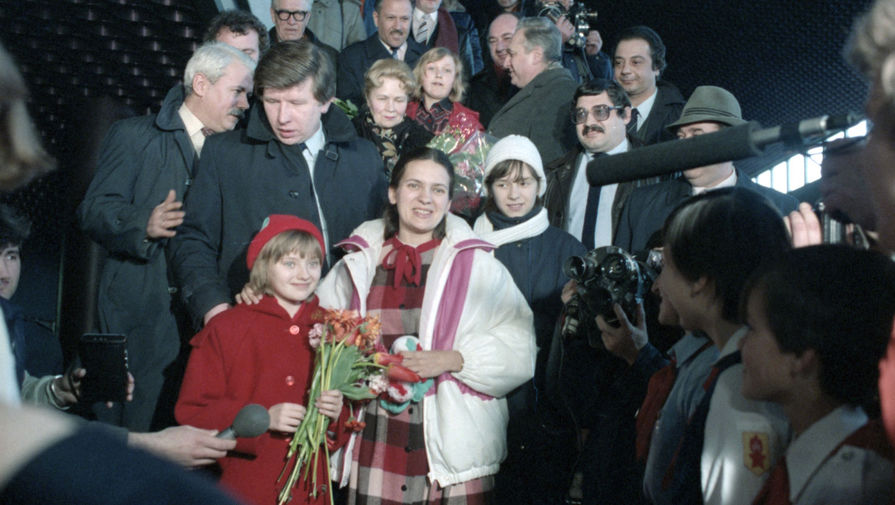 В 1988 году мама Кати Лычевой получила стипендию Франсуа Миттерана. Они вместе с Катей переехали во Францию. Екатерина училась в Сорбонне, но выпускные экзамены сдавала в своей советской школе. На фото: встреча Кати Лычевой в аэропорту после возвращения из США