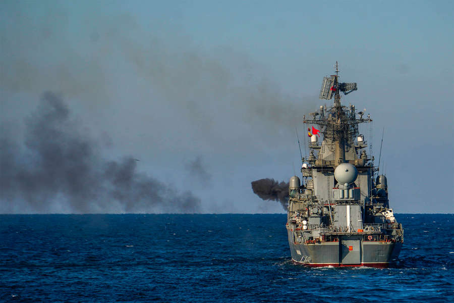Ракетный крейсер «Москва» во время учений в Черном море, 2022 год