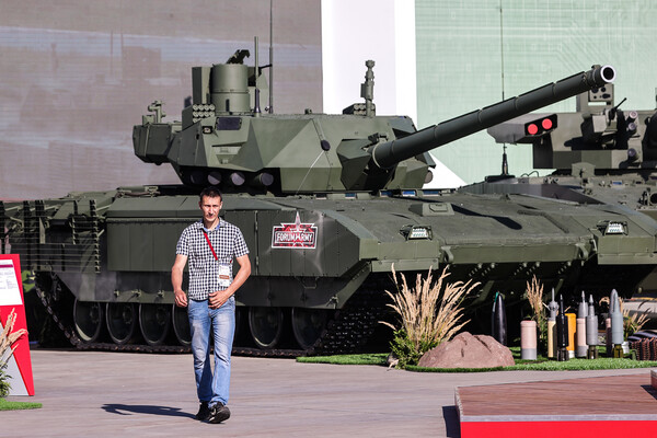 Мужчина около&nbsp;танка Т-14 &laquo;Армата&raquo; на&nbsp;международном военно-техническом форуме &laquo;Армия-2022&raquo;