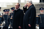Президент РФ Владимир Путин и первый президент РФ Борис Ельцин стоят на Красном крыльце в день инаугурации В. Путина, 7 мая 2000 года