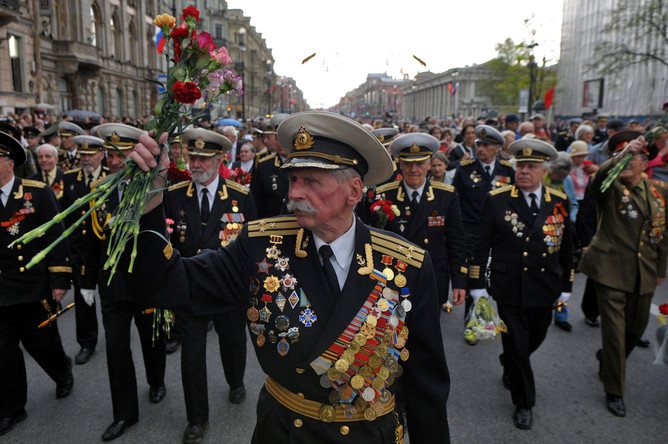 Ветераны празднуют День Победы на одной из улиц Санкт-Петербурга