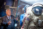 Космонавт Георгий Гречко рассказывает об одном из экспонатов на выставке «Они были первыми», посвященной 50-летию первого полета человека в космос, в Музее космонавтики на ВВЦ, 2011 год