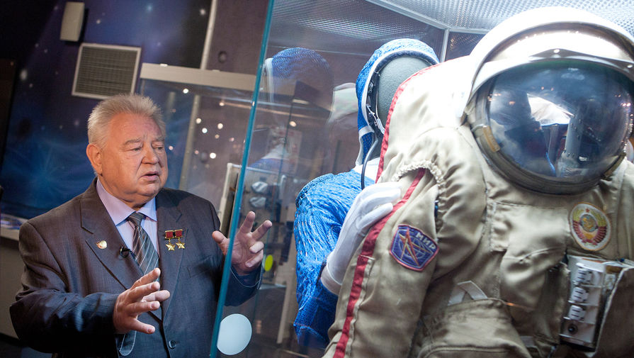 Космонавт Георгий Гречко рассказывает об одном из&nbsp;экспонатов на&nbsp;выставке &laquo;Они были первыми&raquo;, посвященной 50-летию первого полета человека в&nbsp;космос, в&nbsp;Музее космонавтики на&nbsp;ВВЦ, 2011&nbsp;год