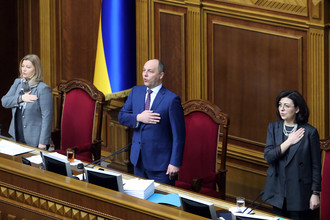 Первый заместитель председателя Верховной рады Украины Ирина Геращенко, председатель Андрей Парубий и заместитель председателя Оксана Сыроид во время исполнения открытия новой сессии, 6 февраля 2018 года
