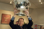 Шамиль Тарпищев держит над головой «Кубок Дэвиса», 2002 год 
