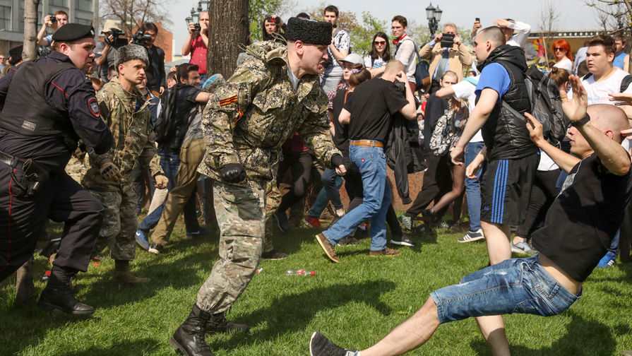 Столкновения казаков и членов НОД с протестующими во время несогласованной акции сторонников оппозиционного политика Алексея Навального в центре Москвы, 5 мая 2018 года