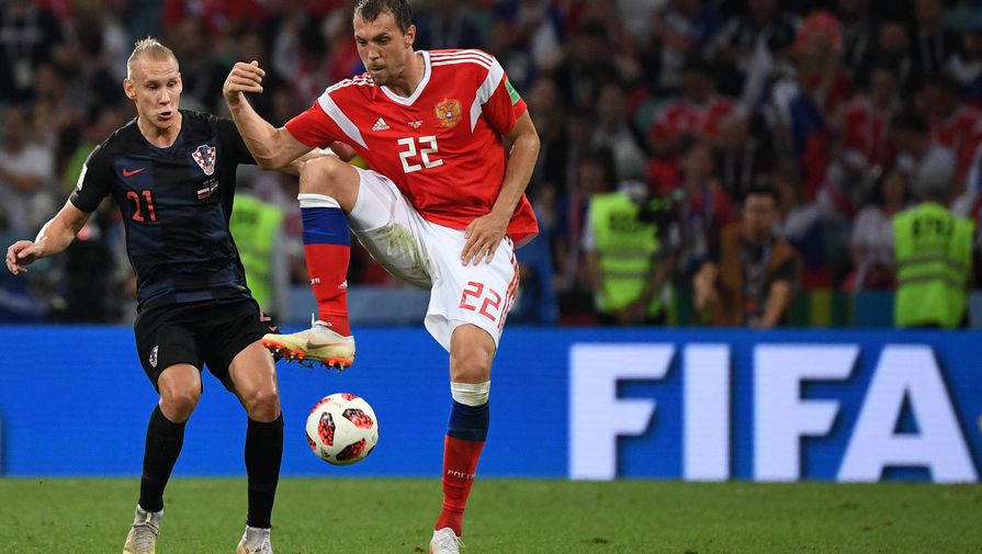Домагой Вида (Хорватия) и Артем Дзюба (Россия) в матче 1/4 финала чемпионата мира по футболу между сборными России и Хорватии.