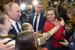 Президент России Владимир Путин общается с юными посетителями в парке «Остров мечты» в Москве, 27 февраля 2020 год