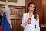 Актриса Наталия Орейро во время вручения российского паспорта в посольстве РФ, Буэнос-Айрес, Аргентина, 10 ноября 2021 года