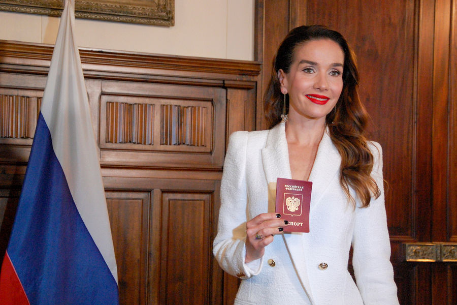 Актриса Наталия Орейро во время вручения российского паспорта в&nbsp;посольстве РФ, Буэнос-Айрес, Аргентина, 10&nbsp;ноября 2021&nbsp;года