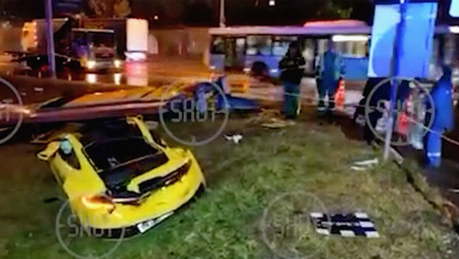В Москве спорткар Porsche 911 снес стелу АЗС