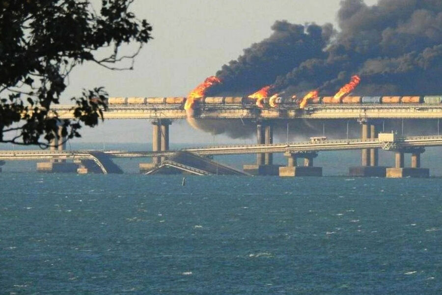 Пожар на Крымском мосту в результате подрыва 8 октября 2022 года